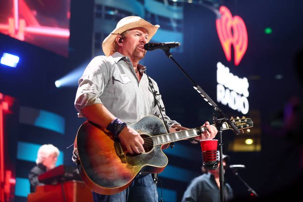 Revealing the Timeless Charm of Toby Keith: A Country Icon’s Journey to Stardom